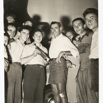 Pubblicità per Distillerie Groppi. Fotografia del Giro di Lombardia del 1949 con Fausto Coppi